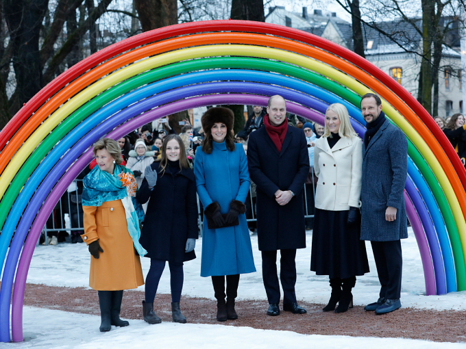 The Duke and Duchess of Cambridge visited Norway on behalf of Queen Elizabeth in 2018. Pictured here together with Queen Sonja, Princess Ingrid Alexandra, Crown Princess Mette-Marig and Crown Prince Haakon in the Princess Ingrid Alexandra Sculpture Park. Photo: Gorm Kallestad / NTB